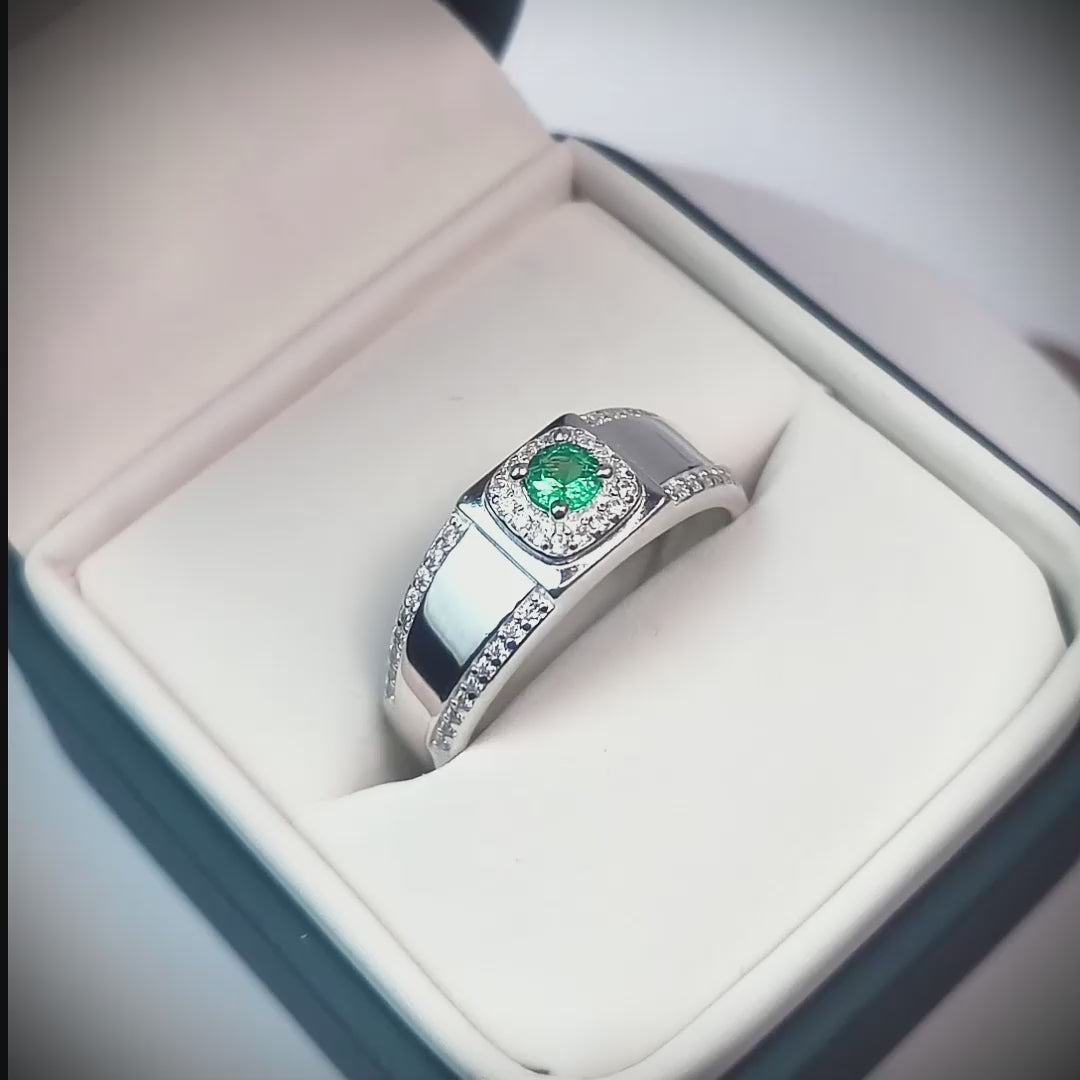 Anillo estilo sello en plata ley 925 con esmeralda y circones para hombre