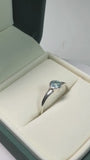 Anillo solitario en plata ley 925 con topacio baby blue engastado en bisel cerrado.