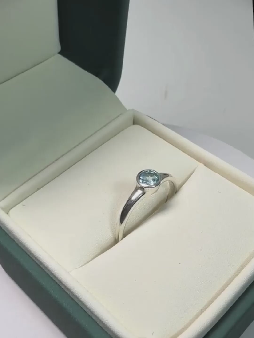 Anillo solitario en plata ley 925 con topacio baby blue engastado en bisel cerrado.