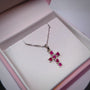 Collar con diseño de cruz en plata ley 925 y rubíes para mujer