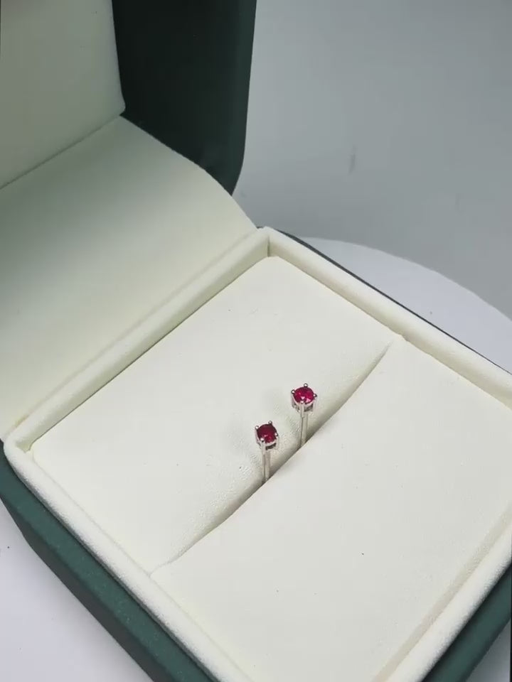 Topos mini botón en plata ley 925 con rubíes naturales rojos en engaste de cuatro garras.