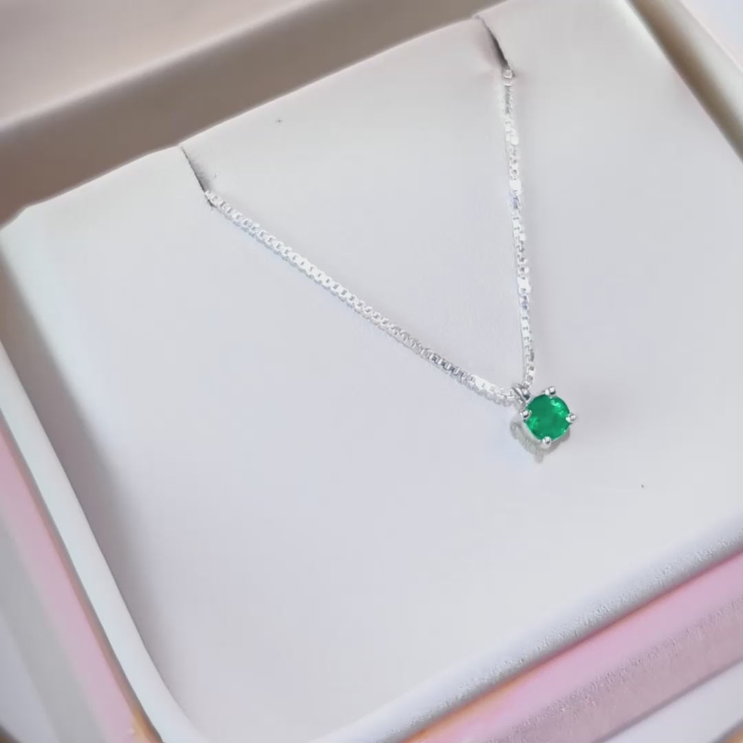 Collar solitario con esmeralda cuadrada de alta calidad en plata ley 925 para mujer.