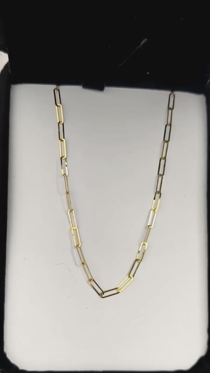 Cadena estilo paperclip en oro 18K de 2 mm de grosor y 45 cm de longitud.