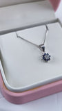 Dije Small Flower de 7.5 mm en plata ley 925 con zafiros y diamante central.
