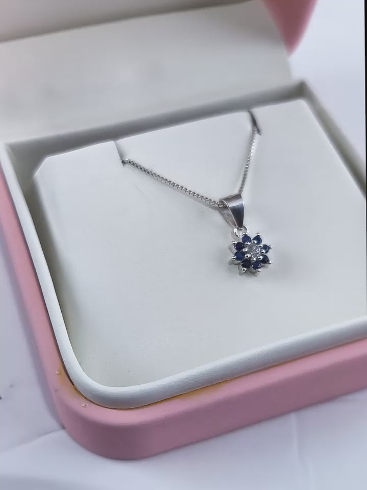 Dije Small Flower de 7.5 mm en plata ley 925 con zafiros y diamante central.