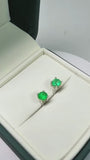 Topos de botón en plata ley 925 de 4 mm con esmeralda natural verde