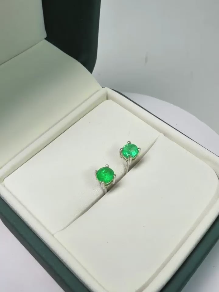 Topos de botón en plata ley 925 de 4 mm con esmeralda natural verde
