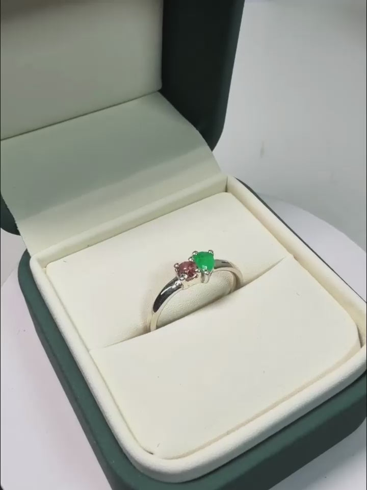 Anillo estilo Tú y Yo en plata ley 925 con esmeralda colombiana y turmalina rosa.