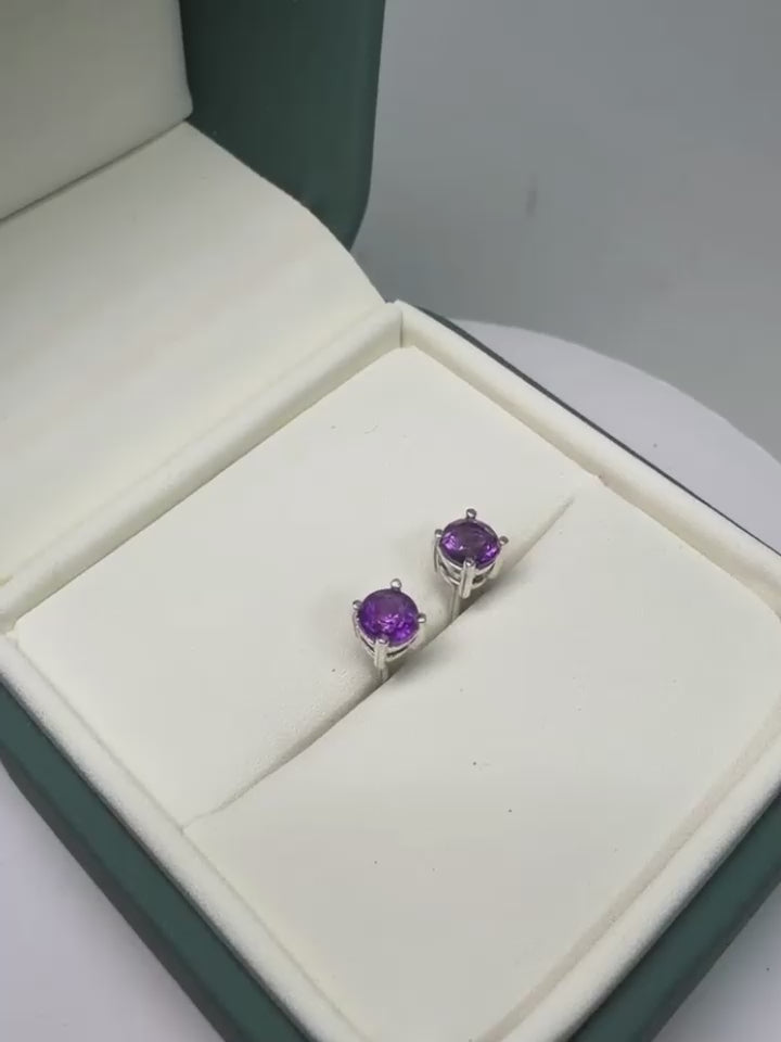 Topos de botón en plata ley 925 de 4 mm con amatista natural redonda