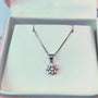 Collar small flower en plata ley 925 con zafiro durazno y esmeralda. Joyería fina para mujer en Joyería Esterlina Bogotá.
