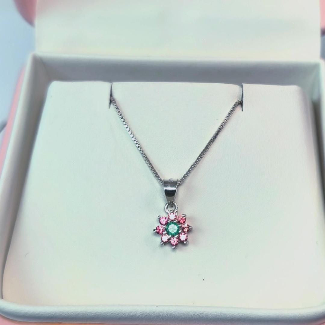 Collar small flower en plata ley 925 con zafiro durazno y esmeralda. Joyería fina para mujer en Joyería Esterlina Bogotá.