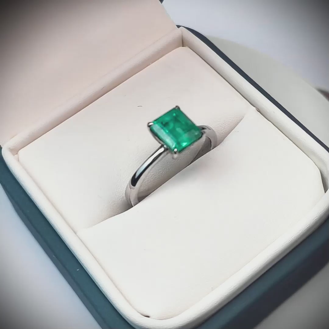 Anillo solitario en oro blanco con esmeralda rectangular de alta calidad para mujer