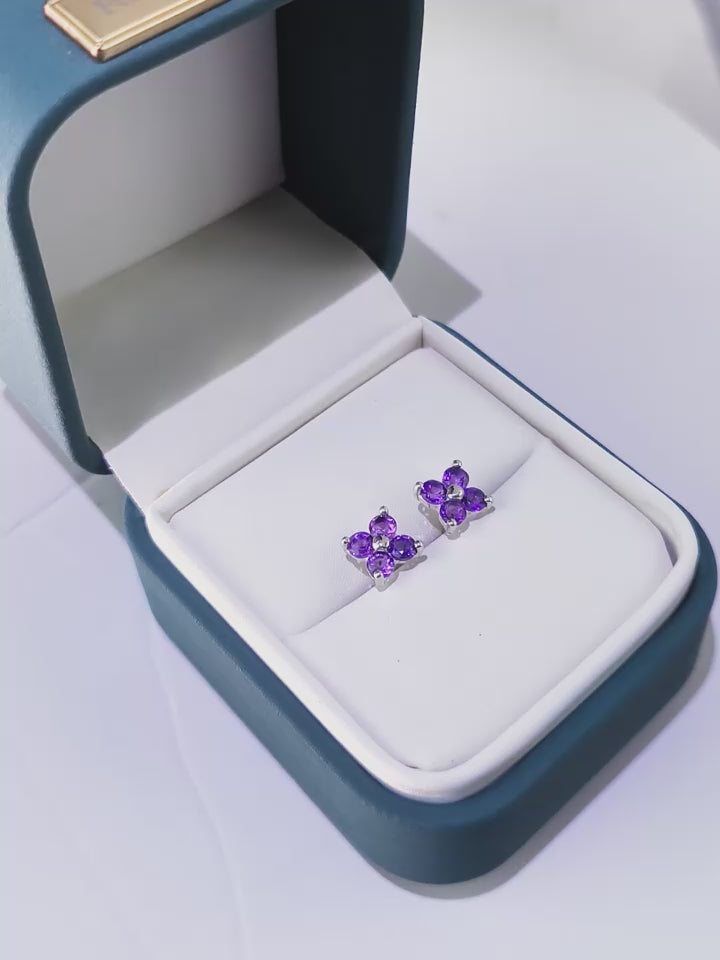 Topos con diseño floral de 6.7x6.7 mm en plata ley 925 con amatista natural
