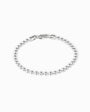Pulsera de balines esféricos y lisos de 3 mm de diámetro elaborada en plata ley 925 de 19 cm de largo sobre fondo blanco.
