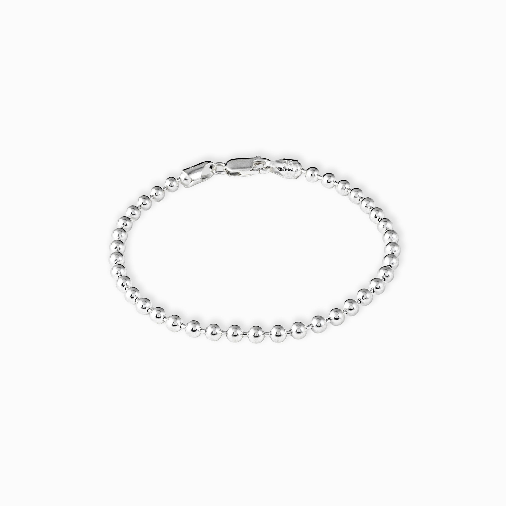 Pulsera de balines esféricos y lisos de 3 mm de diámetro elaborada en plata ley 925 de 19 cm de largo sobre fondo blanco.
