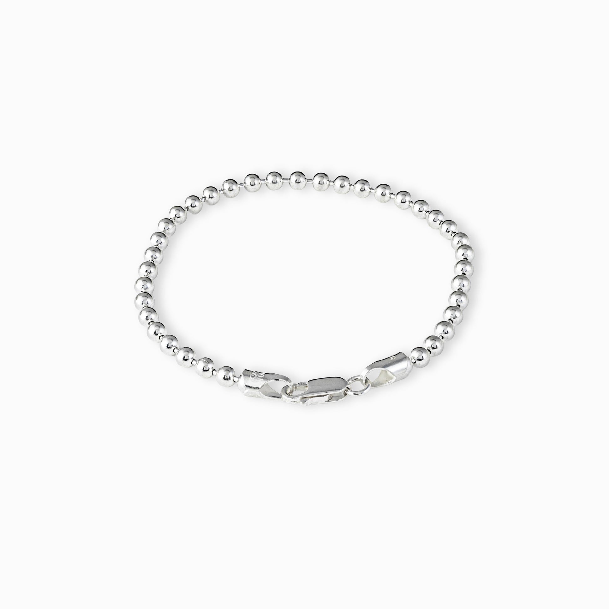 Pulsera de balines esféricos y lisos de 3 mm de diámetro elaborada en plata ley 925 de 19 cm de largo sobre fondo blanco.
