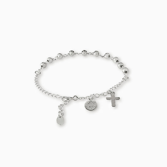 Pulsera de balines con acabado martillado facetado elaborada en plata ley 925 de longitud ajustable sobre fondo blanco.
