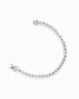 Pulsera estilo tennis elaborada en plata ley 925 con circones de colores y cierre de seguridad de caja sobre fondo blanco.