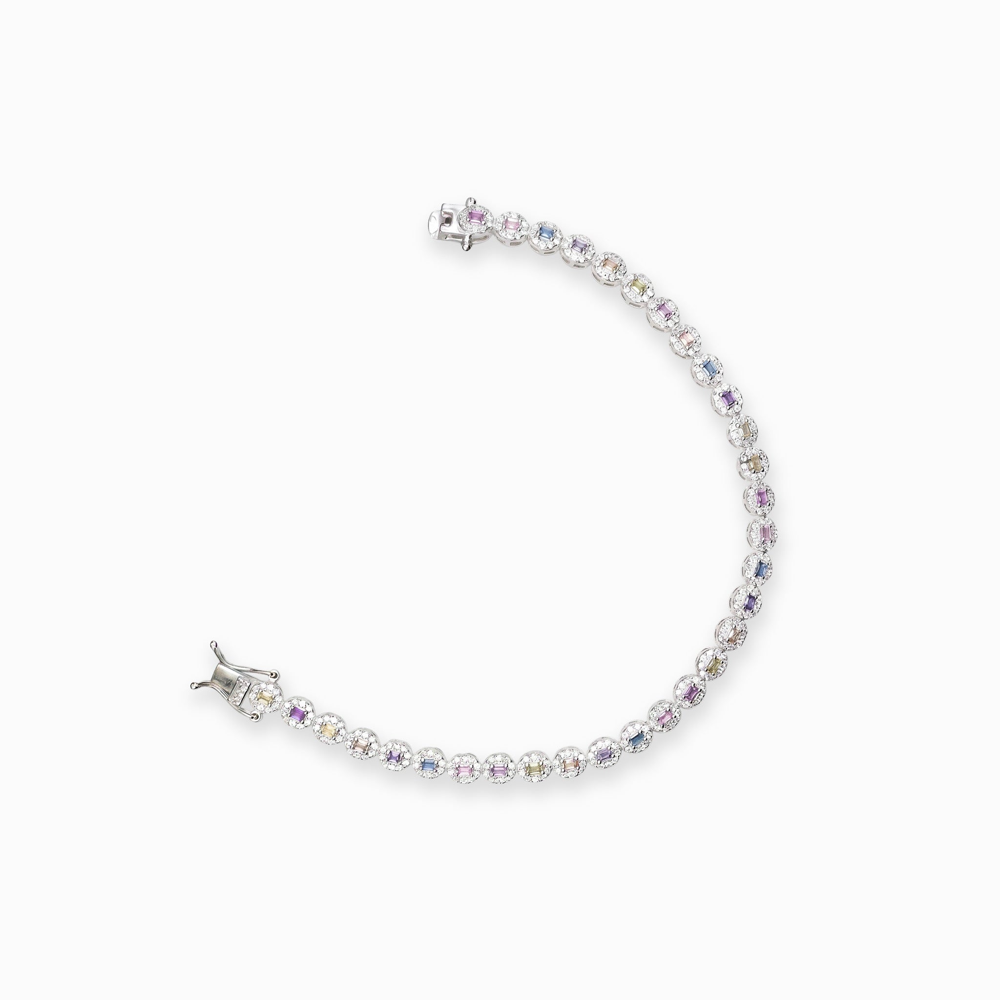 Pulsera estilo tennis elaborada en plata ley 925 con circones de colores y cierre de seguridad de caja sobre fondo blanco.