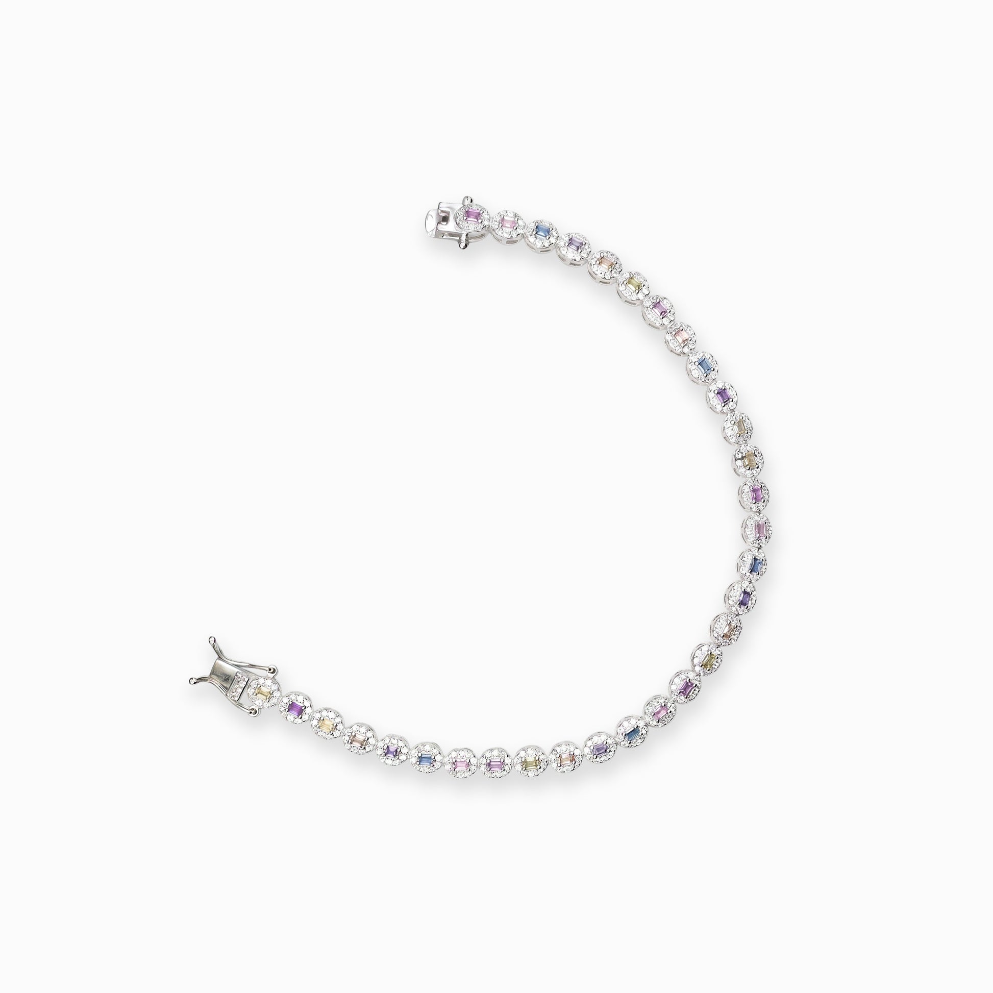 Pulsera estilo tennis elaborada en plata ley 925 con circones de colores y cierre de seguridad de caja sobre fondo blanco.