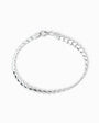 Pulsera de cadena con eslabones planos de 5 mm de ancho con acabado pulido espejo elaborada en plata ley 925 sobre fondo blanco.
