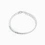 Pulsera de cadena con eslabones planos de 5 mm de ancho con acabado pulido espejo elaborada en plata ley 925 sobre fondo blanco.
