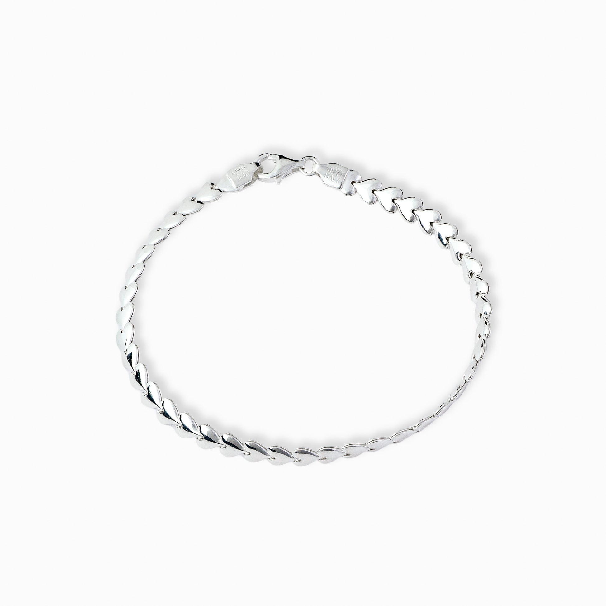 Pulsera de cadena con eslabones planos de 5 mm de ancho con acabado pulido espejo elaborada en plata ley 925 sobre fondo blanco.
