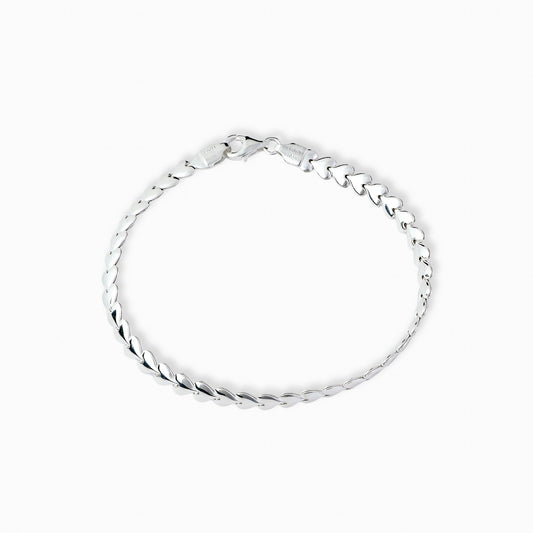 Pulsera de cadena con eslabones planos de 5 mm de ancho con acabado pulido espejo elaborada en plata ley 925 sobre fondo blanco.
