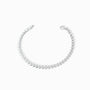 Pulsera de cadena con eslabones planos de 5 mm de ancho con acabado pulido espejo elaborada en plata ley 925 sobre fondo blanco.
