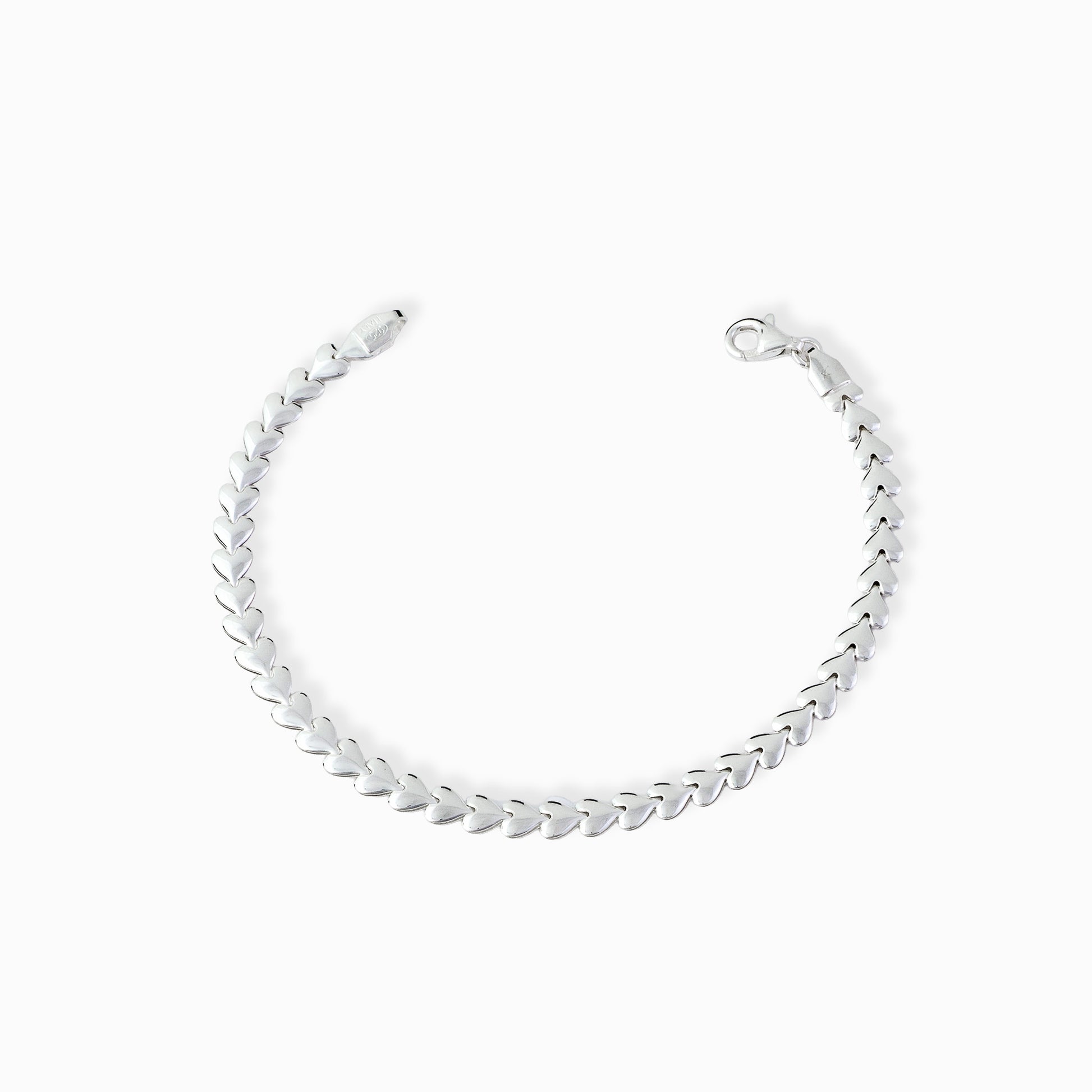 Pulsera de cadena con eslabones planos de 5 mm de ancho con acabado pulido espejo elaborada en plata ley 925 sobre fondo blanco.
