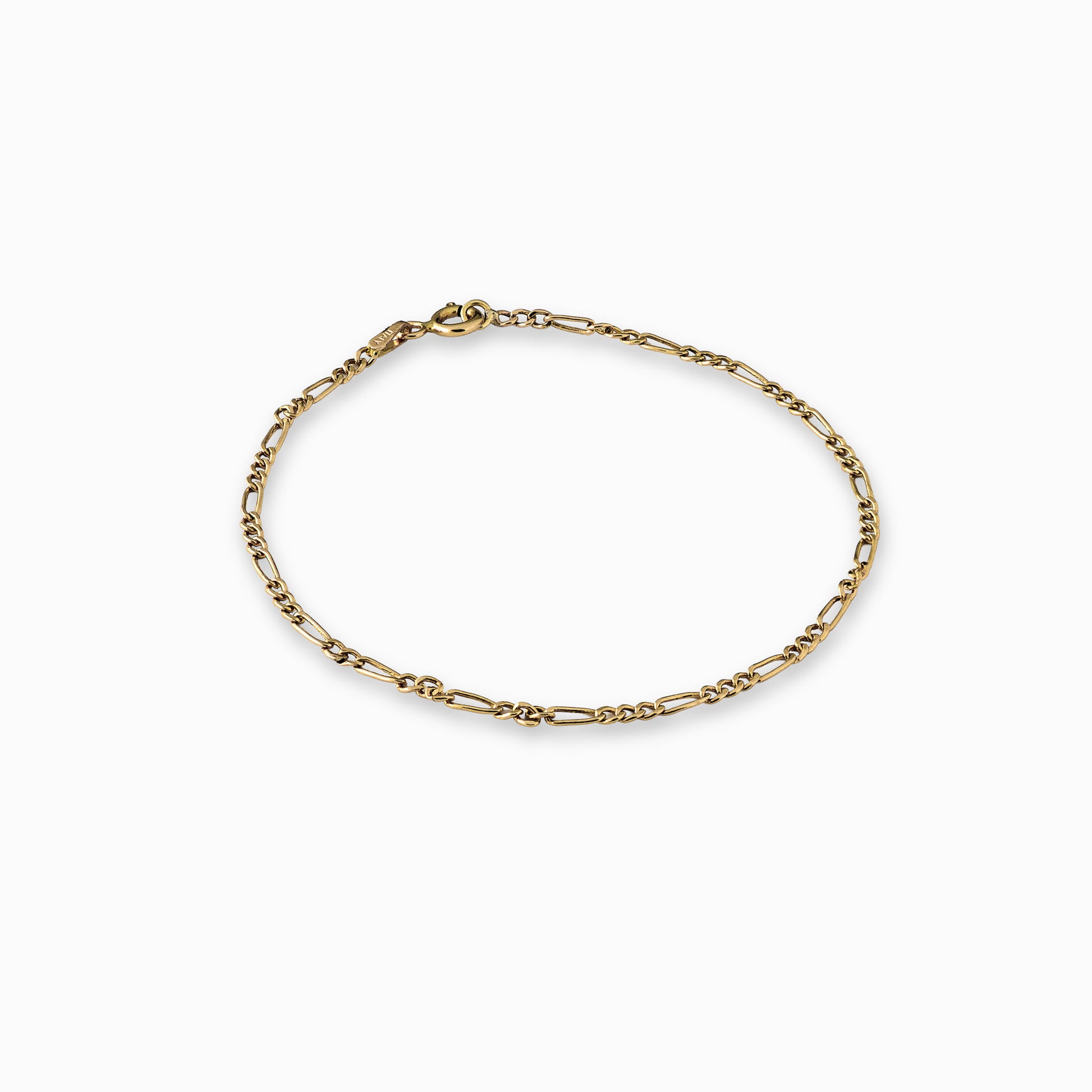  Pulsera de oro amarillo de 18 quilates con tejido tipo escalera de 2 mm de ancho y 16 cm de largo sobre fondo blanco.
