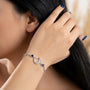 Pulsera en plata ley 925 con motivos de estrellas y circones azul profundo brillante.
