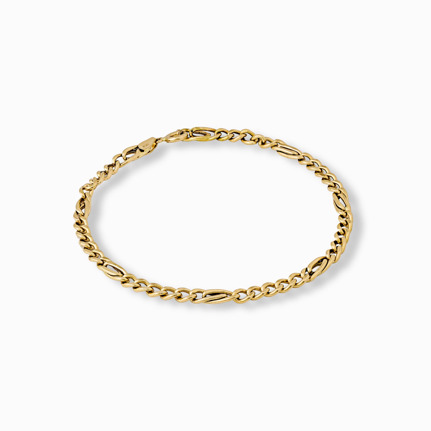 Pulsera de oro amarillo de 18 quilates con tejido tipo escalera de 4 mm de ancho y 20 cm de largo sobre fondo blanco.

