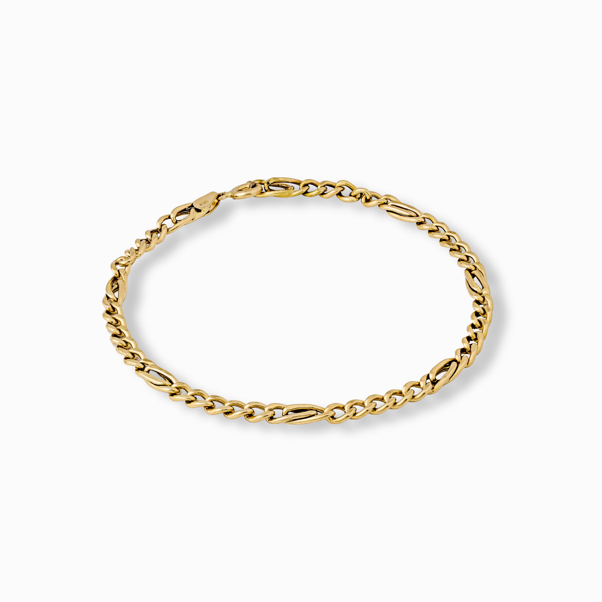 Pulsera de oro amarillo de 18 quilates con tejido tipo escalera de 4 mm de ancho y 20 cm de largo sobre fondo blanco.
