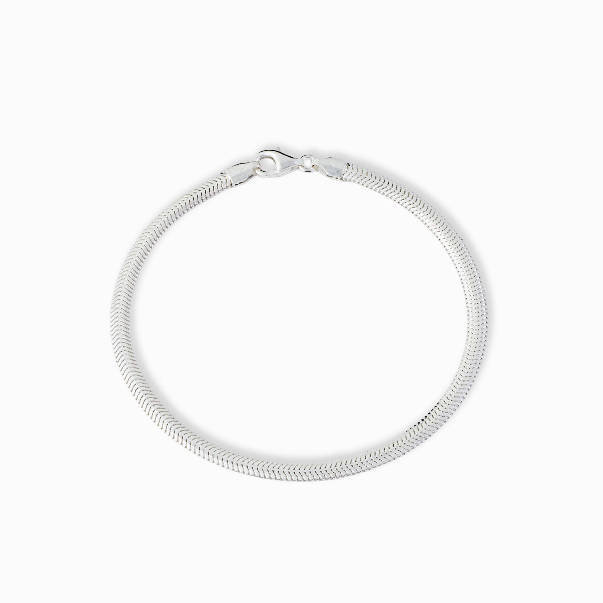 Pulsera de cadena con eslabones compactos de 4 mm de ancho elaborada en plata ley 925 sobre fondo blanco.