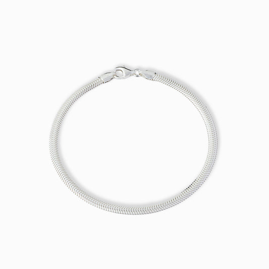 Pulsera de cadena con eslabones compactos de 4 mm de ancho elaborada en plata ley 925 sobre fondo blanco.