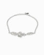 Pulsera de plata ley 925 con dijes entrelazados de trébol de cuatro hojas y símbolo del infinito de 13 mm sobre fondo blanco.
