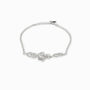 Pulsera de plata ley 925 con dijes entrelazados de trébol de cuatro hojas y símbolo del infinito de 13 mm sobre fondo blanco.
