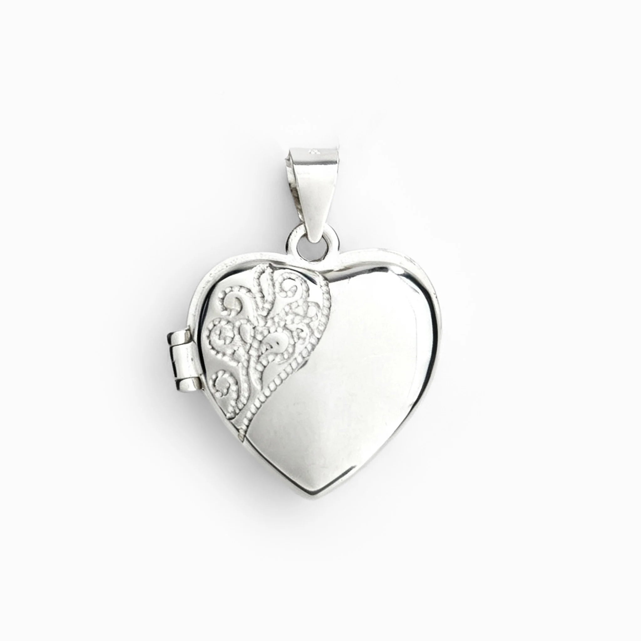 Dije relicario en forma de corazón de 18x7.5 mm en plata ley 925 con filigrana.