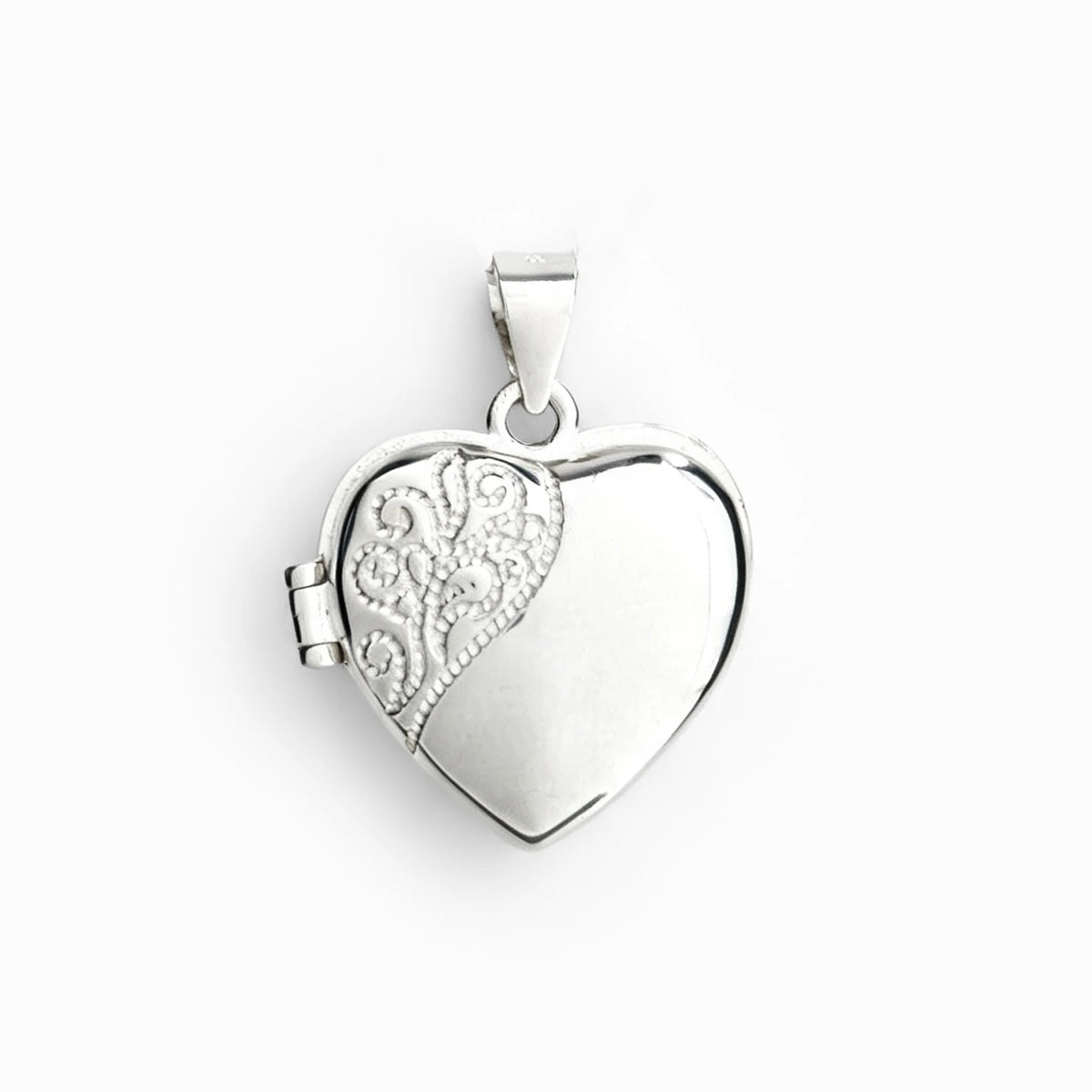 Dije relicario en forma de corazón de 18x7.5 mm en plata ley 925 con filigrana.