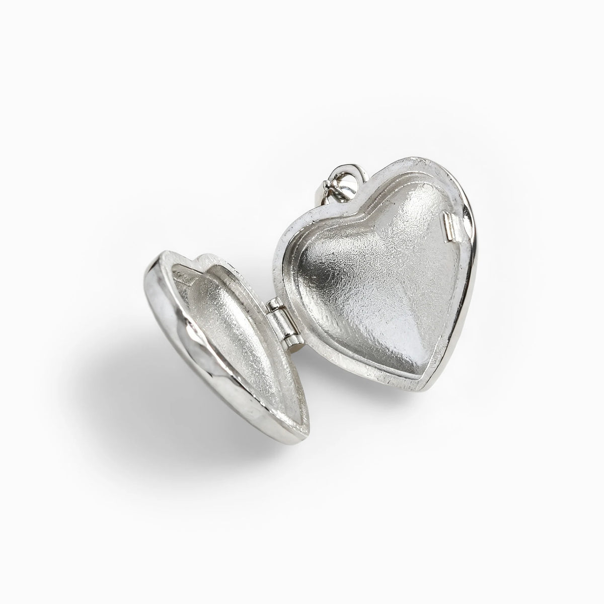 Dije relicario en forma de corazón de 18x7.5 mm en plata ley 925 con filigrana.