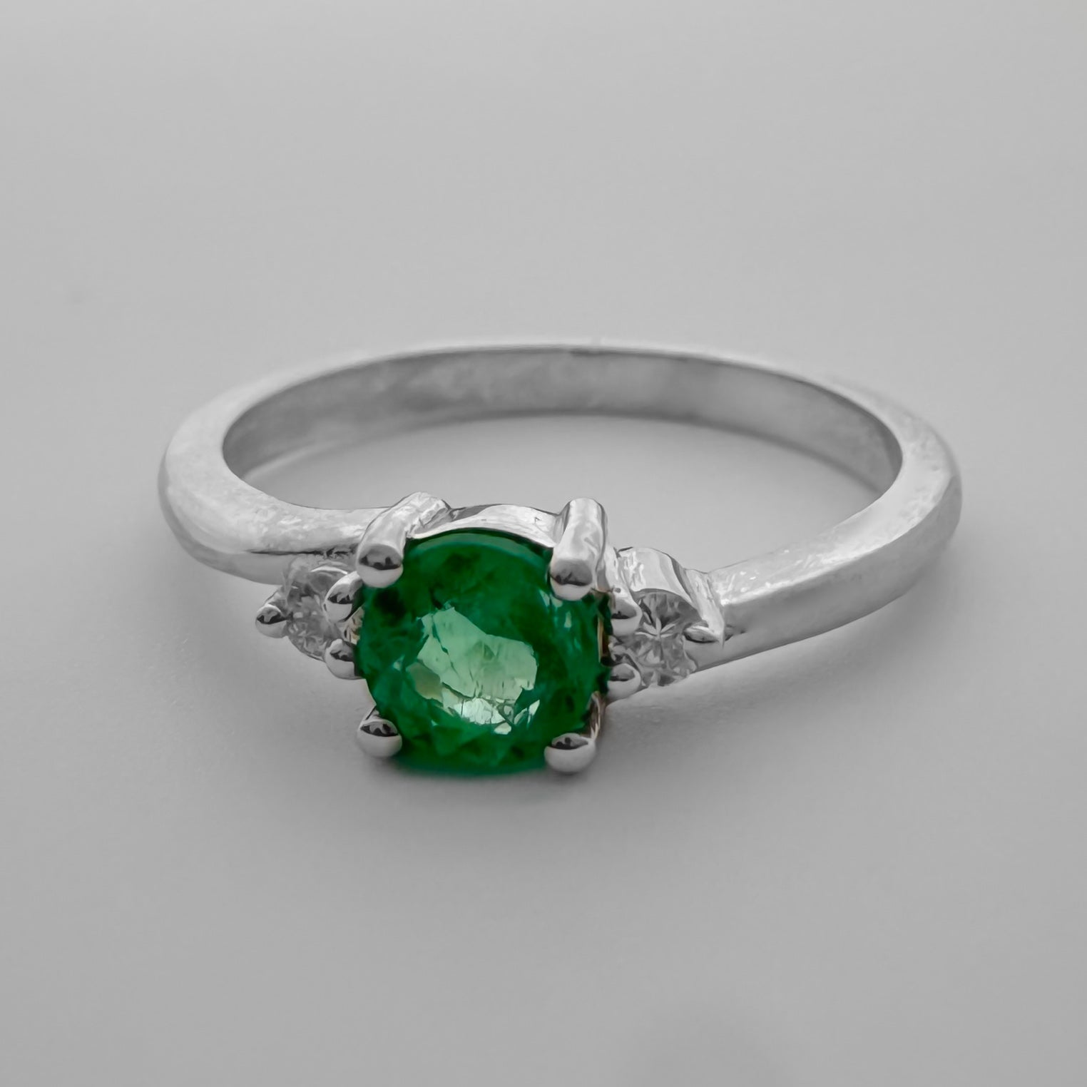 Anillo con Esmeralda y Diamantes