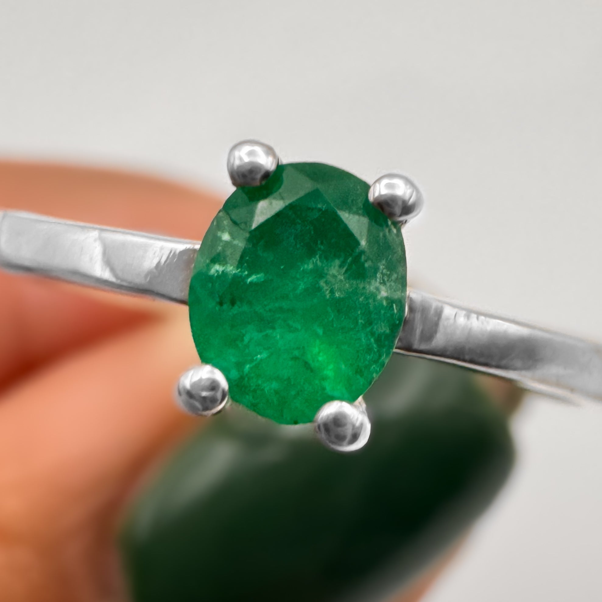 Anillo con Esmeralda ovalada
