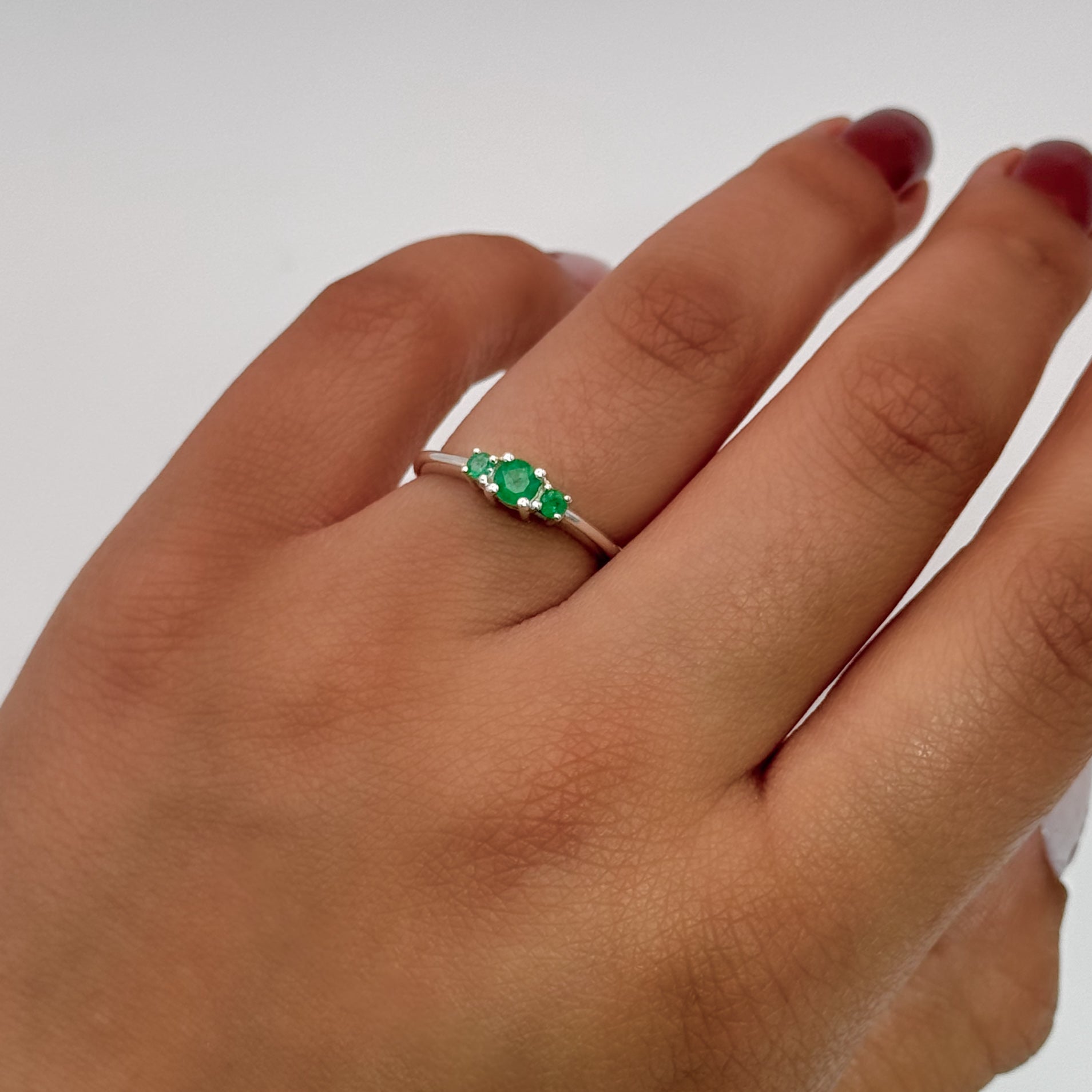 Anillo triada con Esmeralda