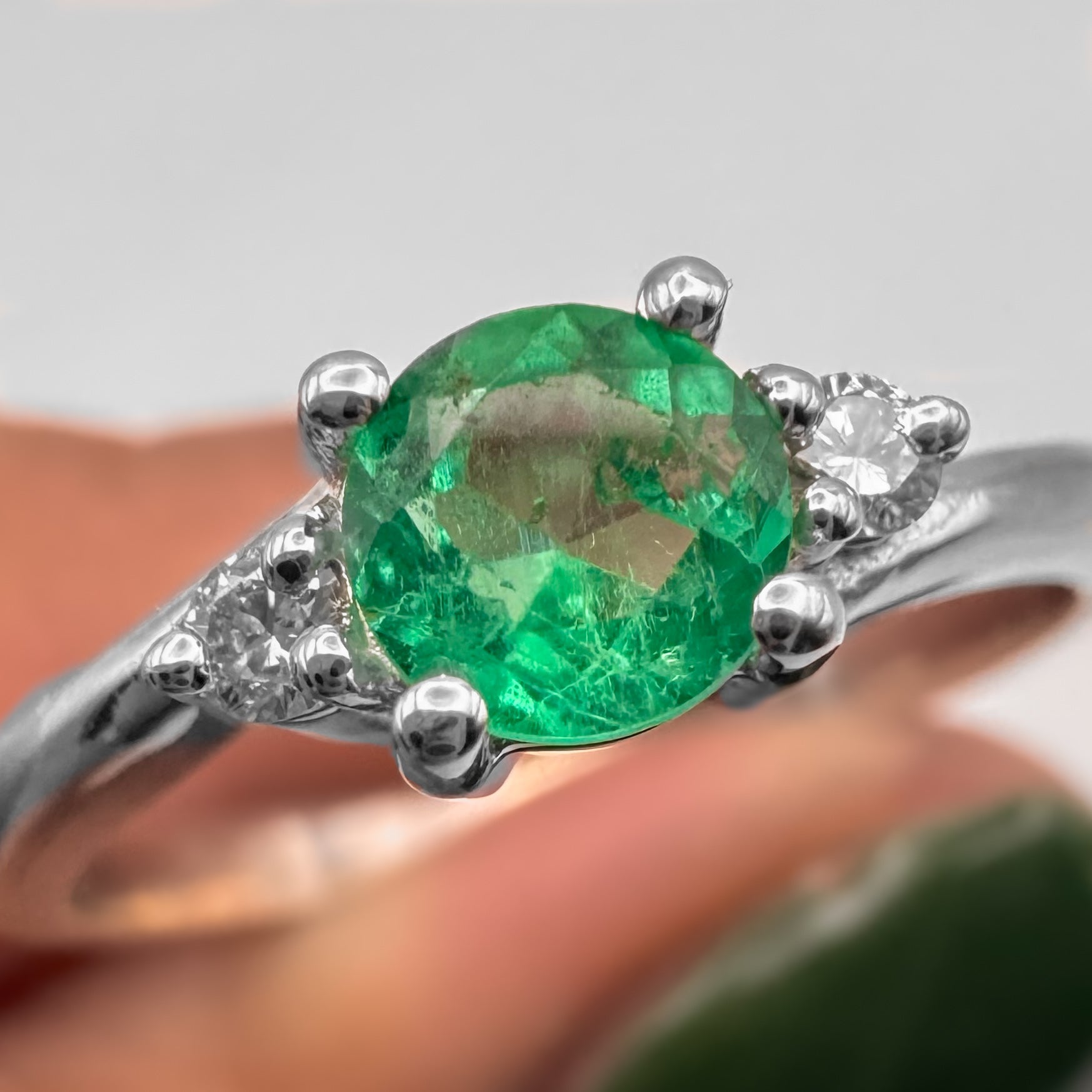 Anillo con Esmeralda y Diamantes