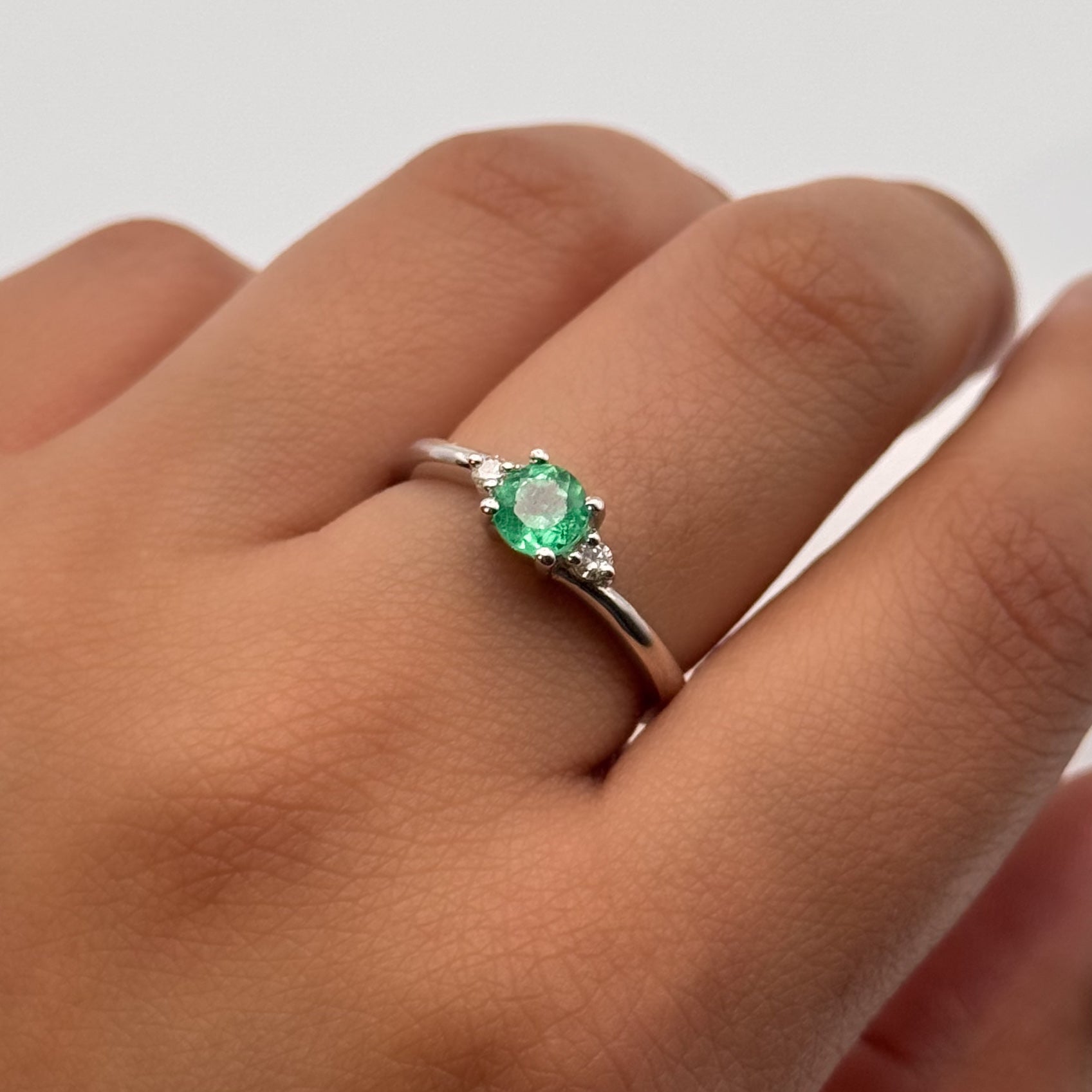 Anillo con Esmeralda y Diamantes