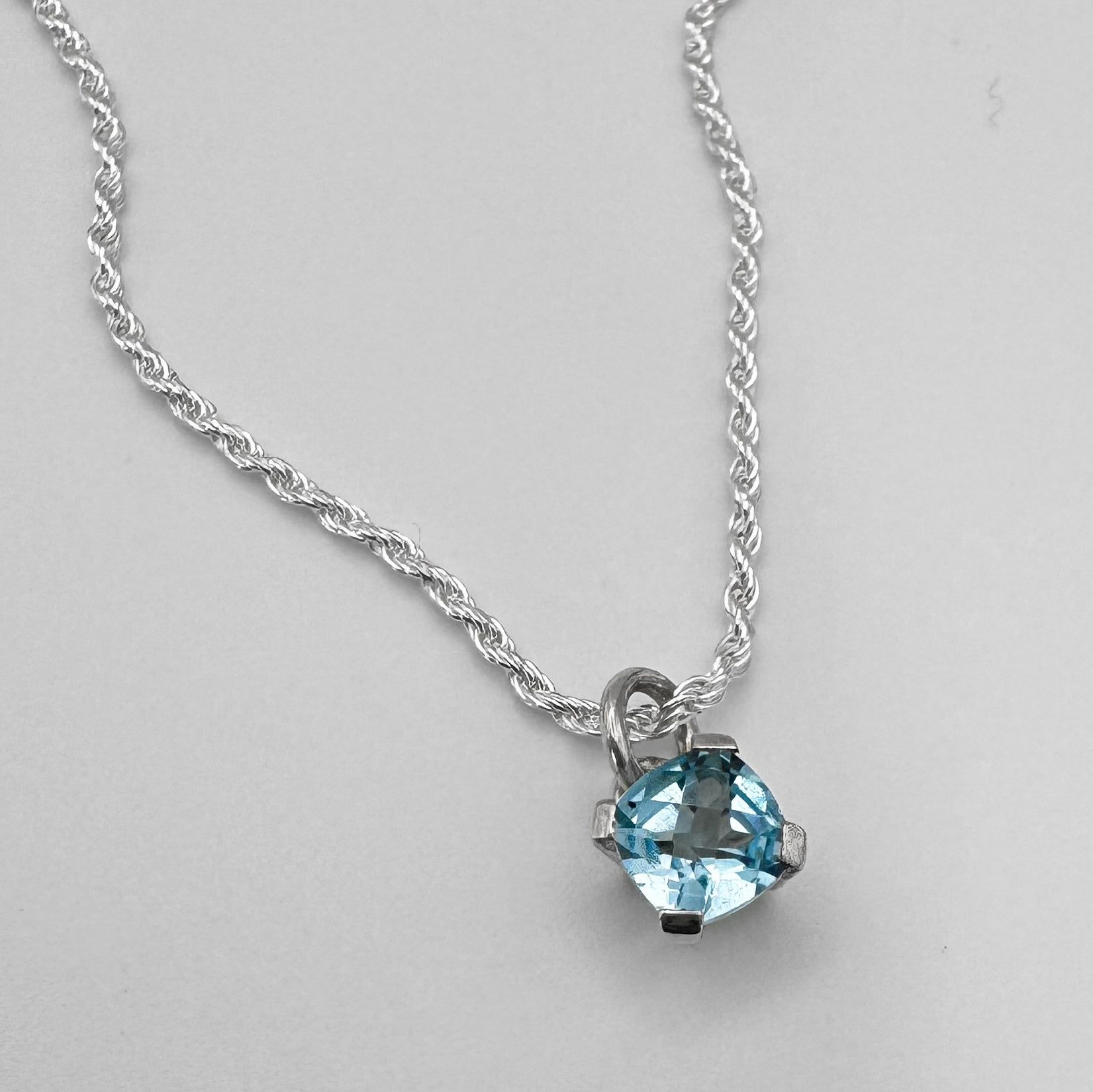 Collar con Topacio Baby