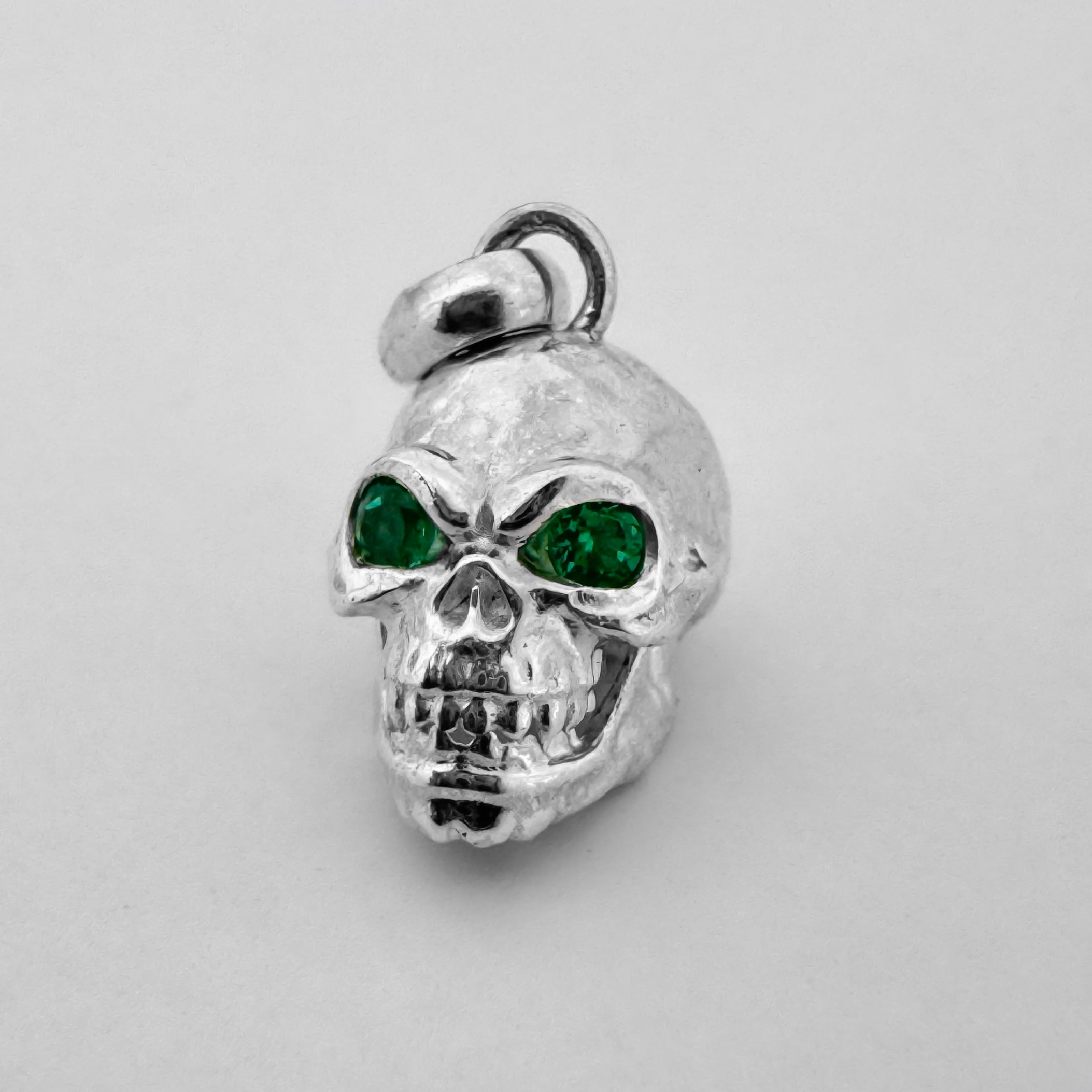 Dije Calavera con Esmeraldas