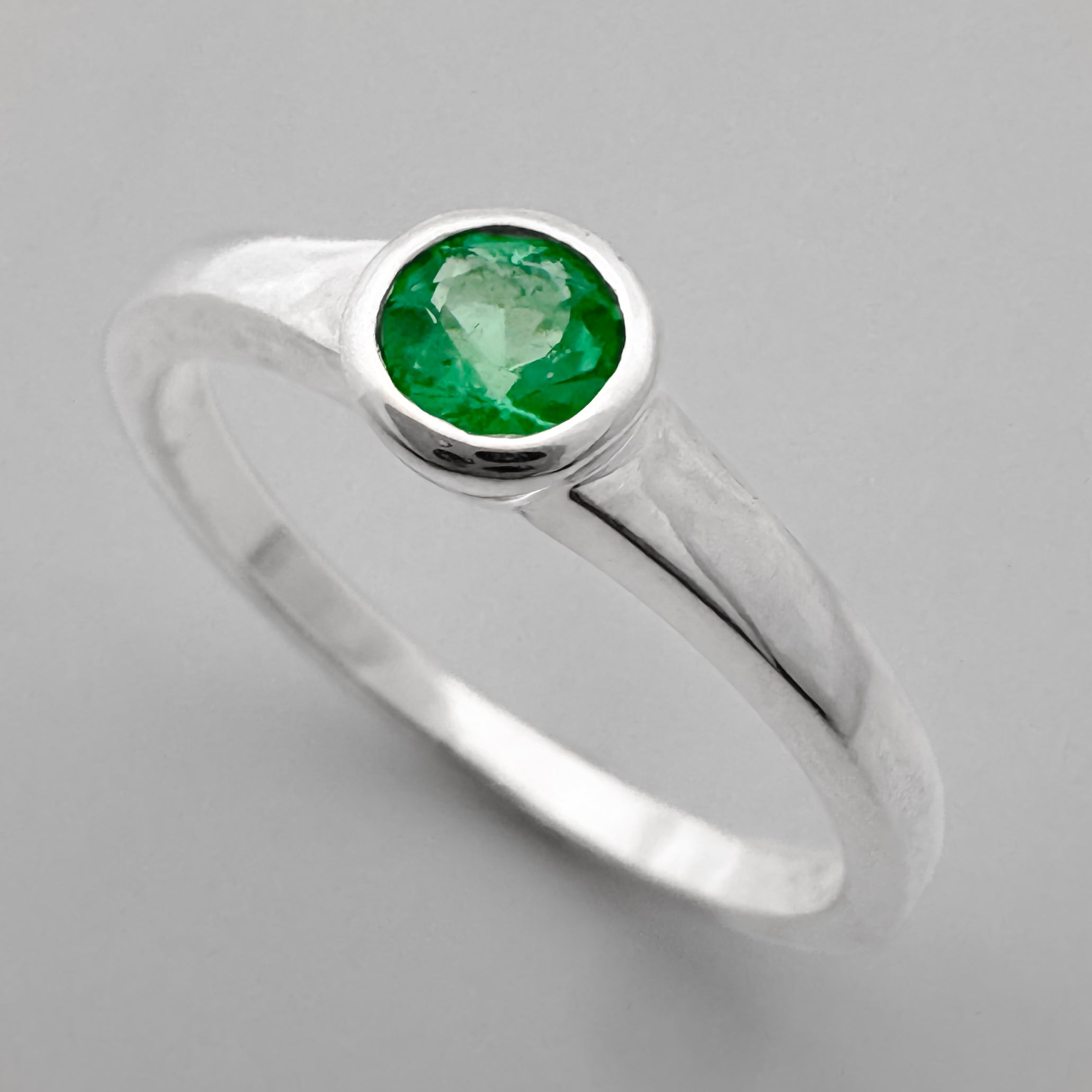 Anillo con Esmeralda