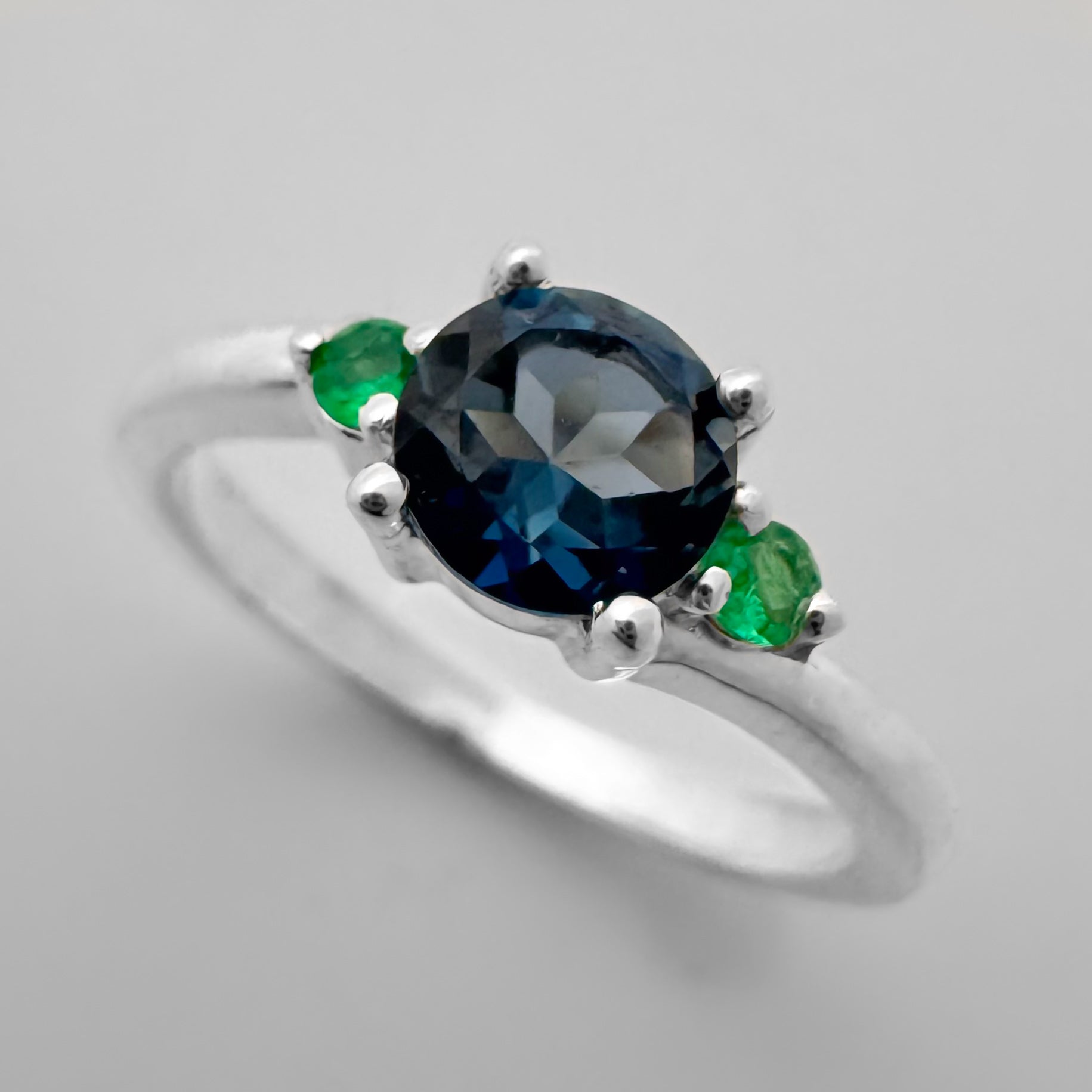 Anillo con Topacio LB y Esmeraldas